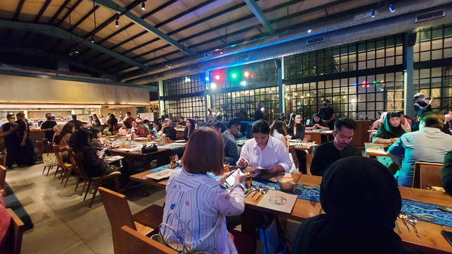 Suasana makan malam di hari Sumpah Pemuda, National Harmony KAUM Jakarta x WBI x Feastin, Menteng (28/10). Foto: Azalia Amadea/Kumparan