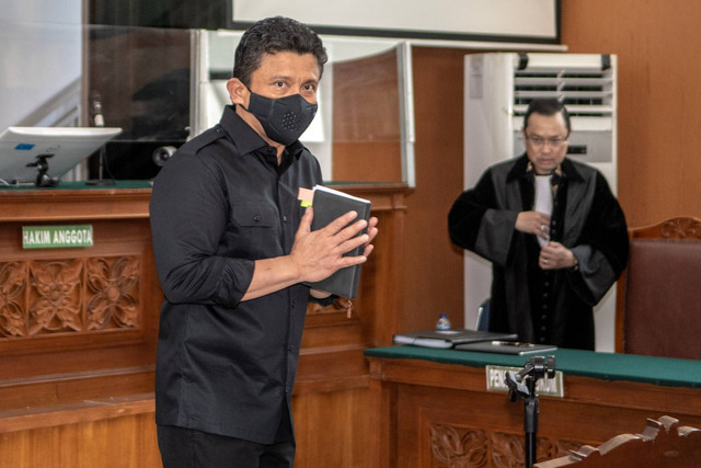 Terdakwa kasus pembunuhan Brigadir Yosua, Ferdy Sambo saat akan menjalani sidang lanjutan dengan agenda mendengarkan keterangan saksi di Pengadilan Negeri Jakarta Selatan, Selasa (1/11/2022). Foto: Muhammad Adimaja/ANTARA FOTO