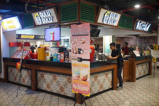 Suasana pembukaan The New Food Court Gajah Mada Plaza, Jakarta pada Selasa (1/11/2022). Foto: Iqbal Firdaus/kumparan