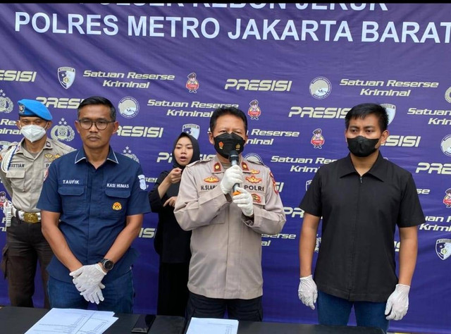 Polisi menjelaskan kasus pencurian spesialis spion mewah yang diusut Polsek Kebon Jeruk. Foto: Dok. Istimewa