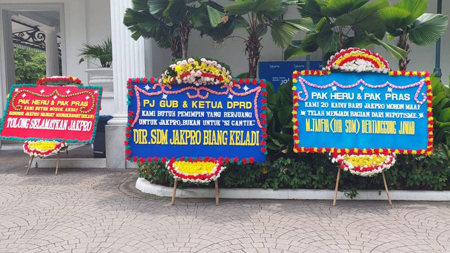 Karangan bunga protes untuk PT Jakarta Propertindo (Jakpro) di Balai Kota DKI Jakarta, Selasa (1/11). Foto: Dok. Istimewa