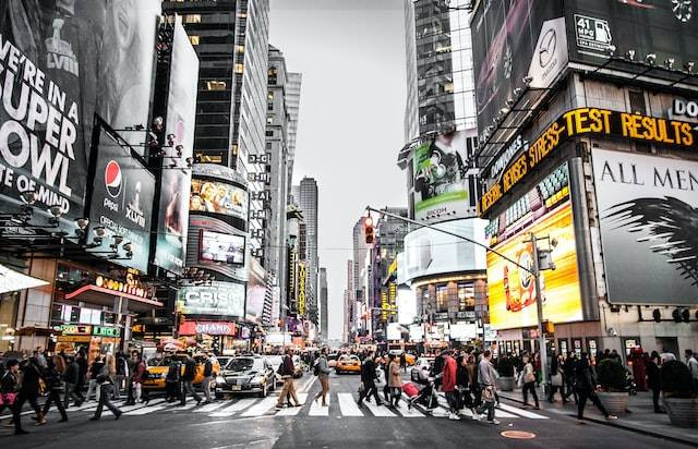 Ilustrasi papan reklame komersial yang banyak dipasang di samping jalan. Foto: unsplash.com/aaronkongsebastian