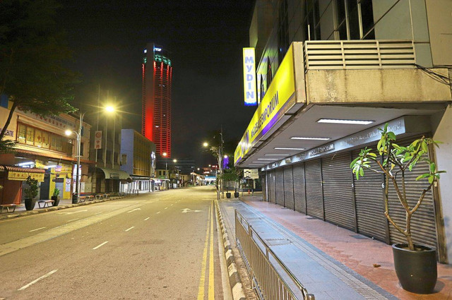 Pemandangan umum dari Penang Road yang tenang menuju Komtar di George Town, Penang pada malam pertama MCO (sumber: LIM BENG TATT/The Star)