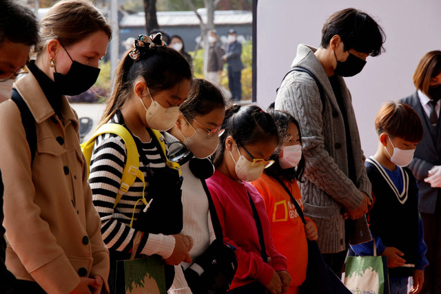 Orang-orang berkabung untuk para korban tragedi perayaan Halloween di Itaewon, di Seoul City Hall Plaza di Seoul, Korea Selatan, Selasa (1/11/2022). Foto: Heo Ran/REUTERS