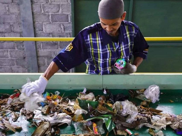 Seorang warga sedang memilah sampah di Panggungharjo, Bantul. Foto: Tugu Jogja 