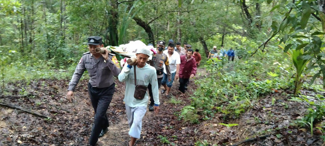 Polisi bersama warga mengevakuasi jenazah seorang wanita dari gubuk yang jauh dari permukiman warga di Gunungkidul. Foto: dok. Polsek Kretek