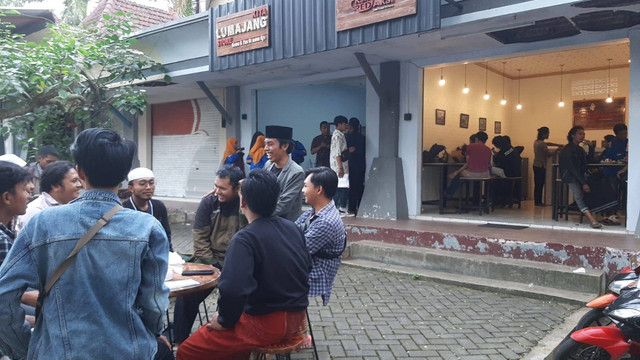 Suasana Kopi Redaksi ramai dari kalangan mahasiswa Lumajang