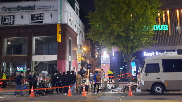 Beberapa media yang meliput Tragedi Halloween Itaewon, Korea Selatan, mengambil posisi di depan lorong tempat kejadian. Foto: Khiththati/acehkini