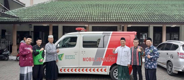 DD Kontruksi memberikan sumbangan berupa mobil jenazah kepada Pengurus Masjid Al-Muthmainah, Meruyung Depok, Selasa (1/11/2022) sore