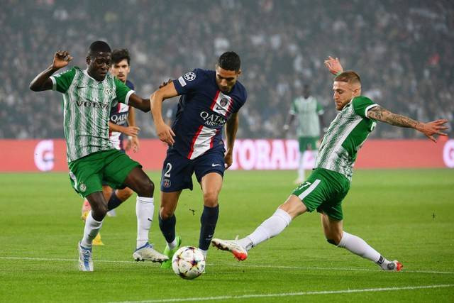 Pemain Paris Saint-Germain (PSG) Achraf Hakimi berusaha melewati pemain Maccabi Haifa pada pertandingan Grup H Liga Champions di Parc des Princes, Paris, Prancis.Foto: Anne-Christine Poujoulat/AFP