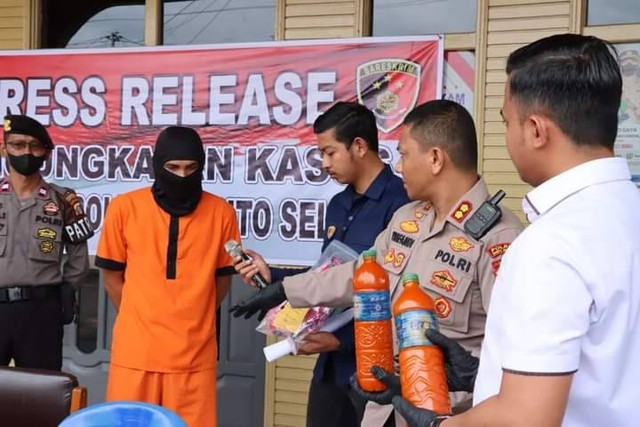 Pelaku saat dihadirkan dalam konferensi pers di Mapolres Barsel.