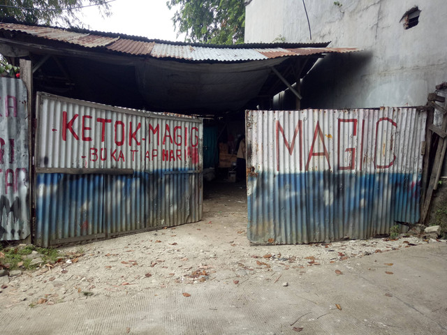 Pagar bengkel ketok magic yang selalu tertutup dan memiliki ukuran yang tinggi. Foto: Rizki Fajar Novanto/kumparan