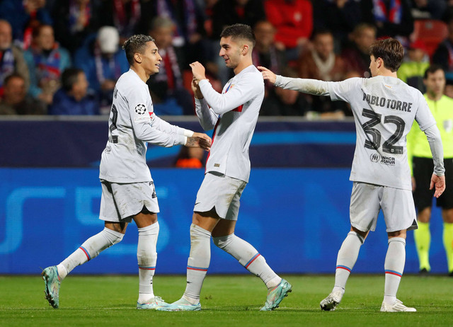 Ferran Torres dari FC Barcelona merayakan gol ketiga mereka bersama Raphinha di pertandingan Liga Champions di Doosan Arena, Pilsen, Republik Ceko. Foto: David W Cerny/Reuters