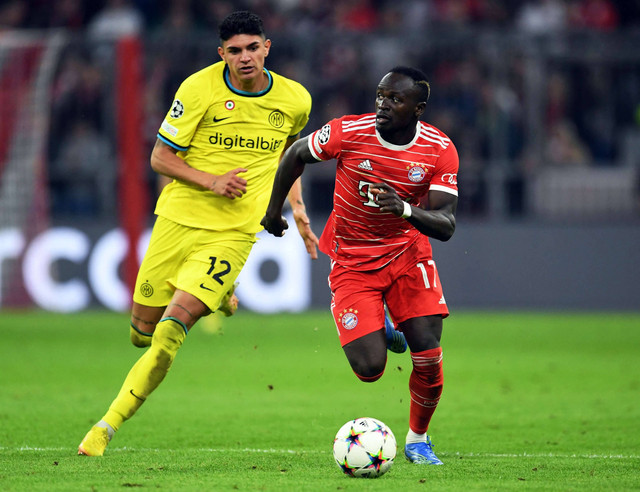 Sadio Mane dari Bayern Munich beraksi dengan Raoul Bellanova dari Inter Milan di pertandingan Liga Champions di Allianz Arena, Munich, Jerman. Foto: Andreas Gebert/Reuters