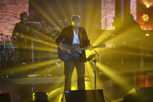 Penyanyi Iwan Fals tampil pada Music20 Concert di Taman Mini Indonesia Indah (TMII), Jakarta, Selasa (1/11/2022). Foto: Dhemas Reviyanto/ANTARA FOTO