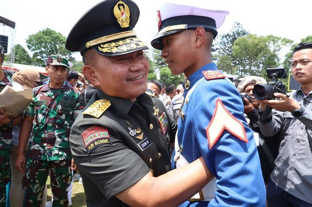 Momen KSAD Jenderal Dudung Abdurachman temui anaknya Muhammad Akbar Abdurachman, yang baru lulus Akmil. Foto: Instagram/@dudung_abdurachman