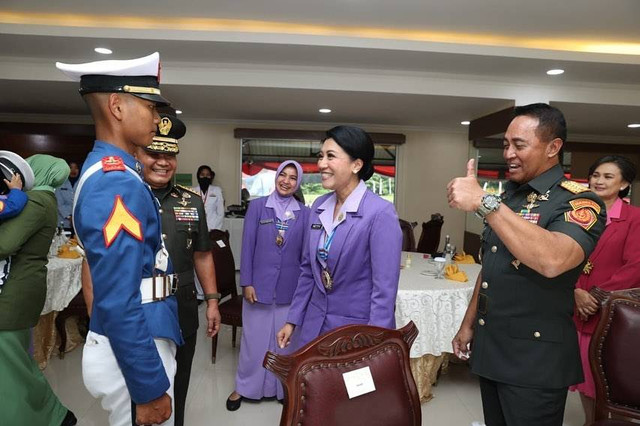 Anak KSAD Jenderal Dudung Abdurachman, Muhammad Akbar Abdurachman, yang baru lulus Akmil, menemui Panglima Jenderal TNI Andika Perkasa. Foto: Instagram/@dudung_abdurachman