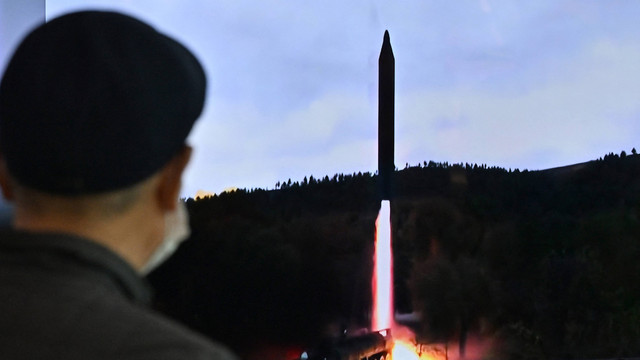 Seorang pria menonton layar televisi yang menunjukkan siaran berita dengan rekaman file uji coba rudal Korea Utara, di stasiun kereta api di Seoul pada 2 November 2022. Foto: Jung Yeon-je / AFP