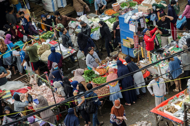 Pedagang melayani pembeli di Pasar Tradisional Kiaracondong, Bandung, Jawa Barat, Minggu (1/5/2022).  Foto: Novrian Arbi/ANTARA FOTO.