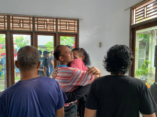 Suasana haru pemilik rumah yang terbakar. Foto: Teri/Hi!Pontianak