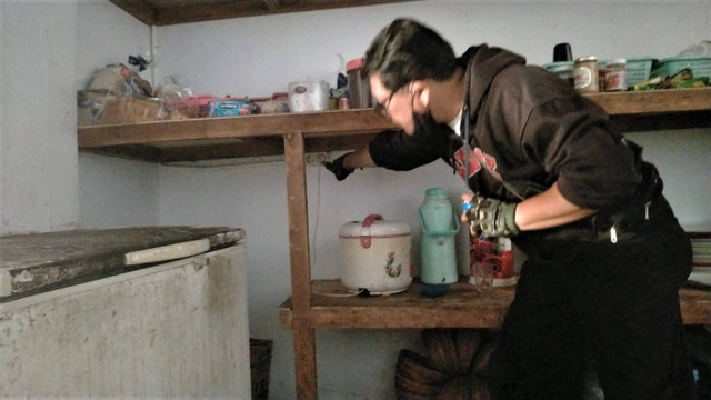 Petugas menunjukkan saklar listrik yang diduga bocor dan menyengat warga Rusia - IST 