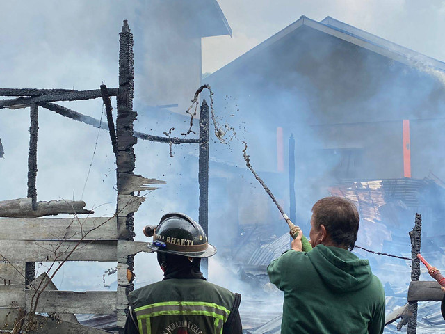 Petugas pemadam kebakaran berusaha memadamkan api. Foto: Teri/Hi!Pontianak