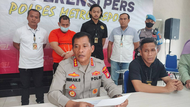 Kapolres Metro Depok, Kombes Imran Edwin Siregar memperlihatkan golok yang digunakan tersangka menganiaya istri dan membunuh anaknya.  Foto: Dok. Istimewa