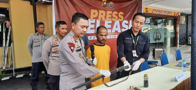 Kapolres Sintang AKBP Tommy Ferdian didampingi Kasat Reskrim AKP Idris Bakara menunjukan senapan lantak yang digunakan oleh pelaku untuk menembak korban hingga meninggal dunia. Tampak juga pelaku dihadirkan saat press release.(Foto: Yusrizal/Hi! Pontianak)