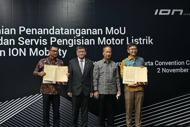 Penandatanganan MoU ION Mobility dengan PLN dalam kerja sama membangun 100 SPLU di DKI Jakarta pada acara Indonesia Motorcycle Show 2022 di Di Jakarta Convention Center, Rabu (2/11/2022). Foto: Akbar Maulana/kumparan
