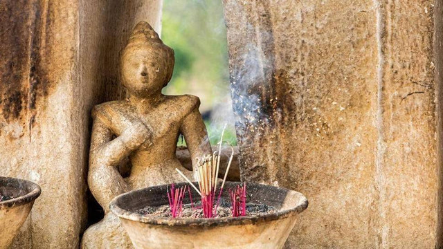 Ilustrasi: Dupa dibakar di depan patung Buddha di sebuah pagoda di Myanmar.