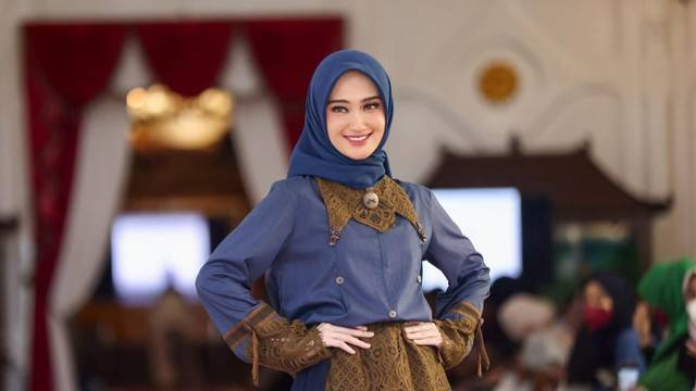 Peragaan busana muslim bertema "Afternoon Tea Fashion" di Aceh, Minggu (27/3/2022). Foto: Suparta/acehkini