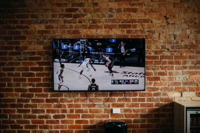 Ilustrasi menonton siaran TV digital. Foto: Unsplash