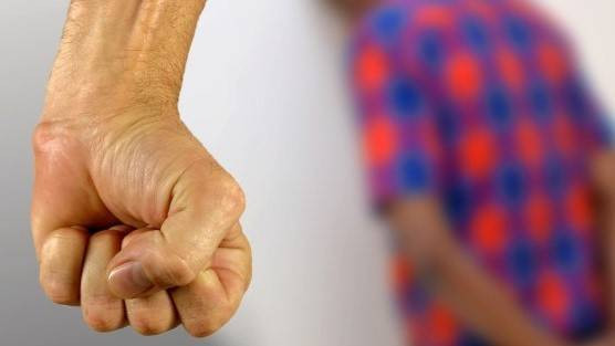 Ilustrasi guru melakukan kekerasan terhadap murid. FOTO: Dok.Kumparan.com