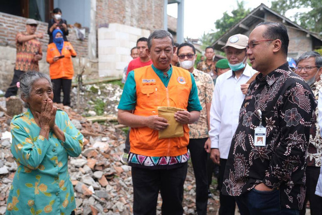 Wali Kota Magelang HM Nur Aziz memberikan bantuan kepada warga yang rumahnya rusak akibat hujan. Foto: istimewa