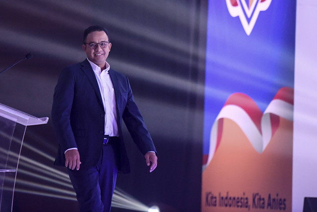 Mantan Gubernur DKI Jakarta Anies Baswedan menyapa para relawan saat peresmian relawan IndonesiAnis di Jakarta Convention Centre, Jakarta, Selasa (2/11/2022). Foto: Hafidz Mubarak/Antara Foto