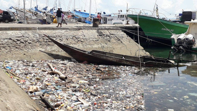 Keterangan foto : Kondisi sampah di Pelabuhan Rakyat Wuring, Rabu (2/11/2022).Foto: Athy Meaq.