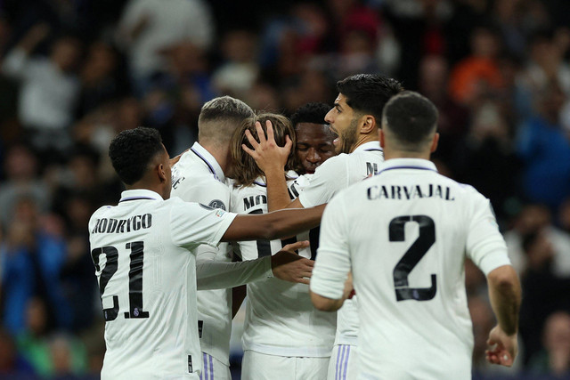 Pemain Real Madrid Luka Modric melakukan selebrsi setelah mencetak gol pertama timnya saat pertandingan Liga Champions di stadion Santiago Bernabeu di Madrid. Foto: Thomas Coex/AFP