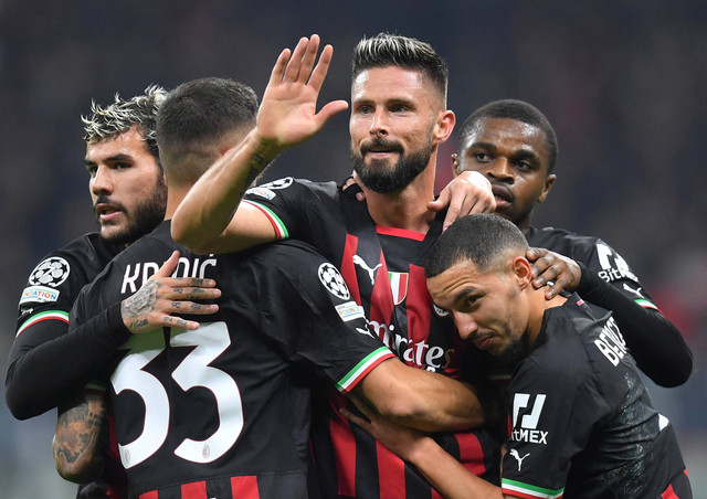 Pemain AC Milan Olivier Giroud merayakan gol pertama mereka saat pertandingan Liga Champions melawan FC Salzburg di San Siro, Milan, Italia. Foto: Daniele Mascolo/Reuters