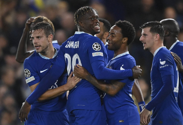Pemain Chelsea Denis Zakaria merayakan gol keduanya bersama Raheem Sterling dan Cesar Azpilicueta saat pertandingan Liga Champions di Stamford Bridge, London, Inggris. Foto: Toby Melville/Reuters