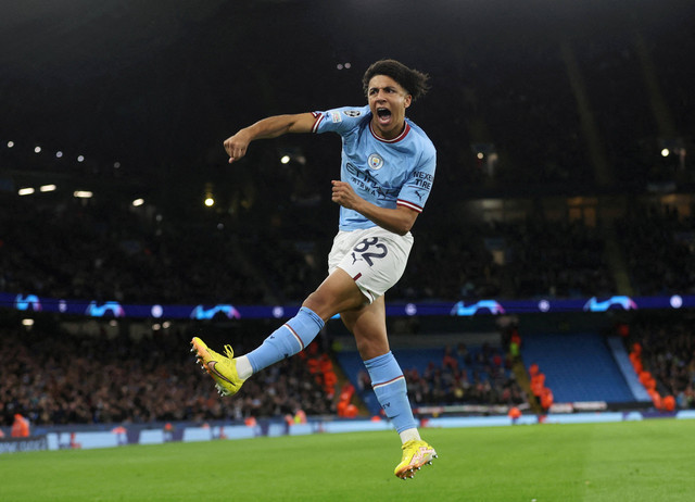 Pemain Manchester City Rico Lewis merayakan gol pertama mereka saat pertandingan Liga Champions di Stadion Etihad, Manchester, Inggris. Foto: Carl Recine/Reuters