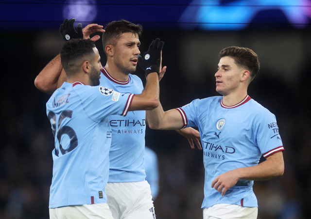 Pemain Manchester City Riyad Mahrez merayakan gol ketiga mereka bersama Rodri dan Julian Alvarez saat pertandingan Liga Champions di Stadion Etihad, Manchester, Inggris. Foto: Carl Recine/Reuters
