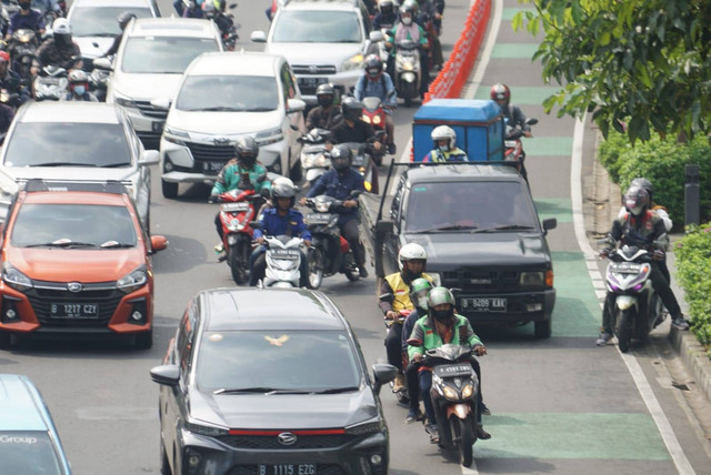 Pelanggaran lalu lintas di Jalan Salemba Raya, Jakarta Pusat, Kamis (3/11/2022). Foto: Iqbal Firdaus/kumparan