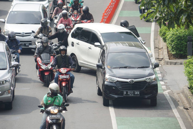 Pelanggaran lalu lintas di Jalan Salemba Raya, Jakarta Pusat, Kamis (3/11/2022). Foto: Iqbal Firdaus/kumparan