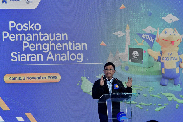 Menkominfo Jhonny G Plate memberikan sambutan di Posko Pemantauan Penghentian Siaran Analog, Jakarta, Kamis (3/11/2022) dini hari. Foto: Fakhri Hermansyah/ANTARA FOTO