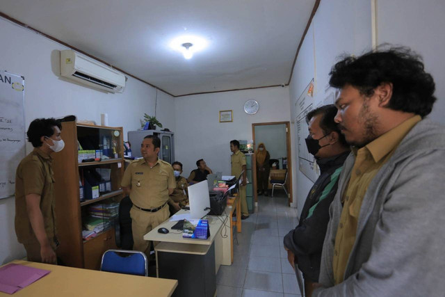 Wali Kota Tangerang Arief R Wismansyah sidak di kantor UPT Jalan dan Tata Air Wilayah Timur Dinas PUPR Kota Tangerang, Selasa (1/12/2022). Foto: Dok. Istimewa