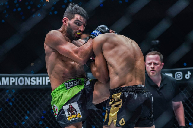 Mehdi Zatout (kiri) kontra Asa Ten Pow di ONE Fight Night 3 pada Oktober 2022. Foto: ONE Championship
