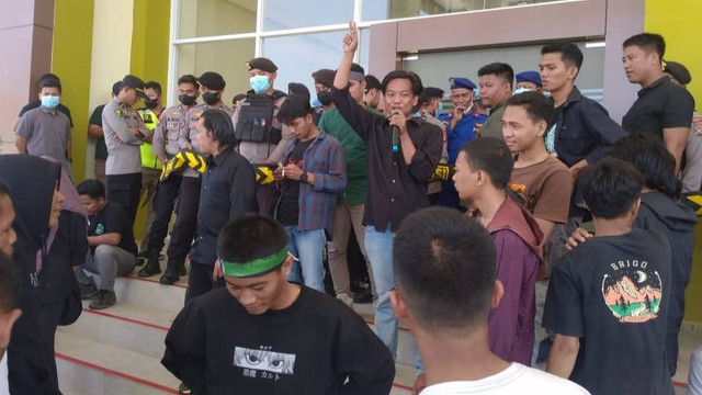 Massa dari HMI Manakarra berunjuk rasa di kantor Kejaksaan Tinggi Sulawesi Barat. Foto: Saharuddin Nasrun/SulbarKini