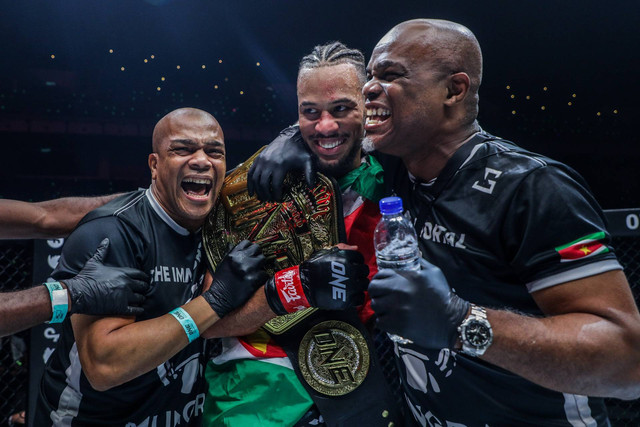 Regian Eersel menjadi raja dua divisi di ONE Fight Night 3. Foto: ONE Championship