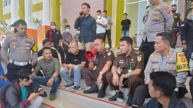 Ketua Tim Penyidik Kejati Sulbar Mohammad Nursaitias saat menemui massa pengunjuk rasa. Foto: Saharuddin Nasrun/SulbarKini