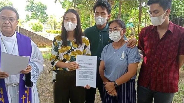 Keluarga PNS Bapenda Kota Semarang yang tewas dibunuh Paulus Iwan Boedi saat membacakan surat untuk Presiden Joko Widodo di Gereja Santo Ignatius Loyola Banjardowo, Kota Semarang. Foto: Intan Alliva/kumparan